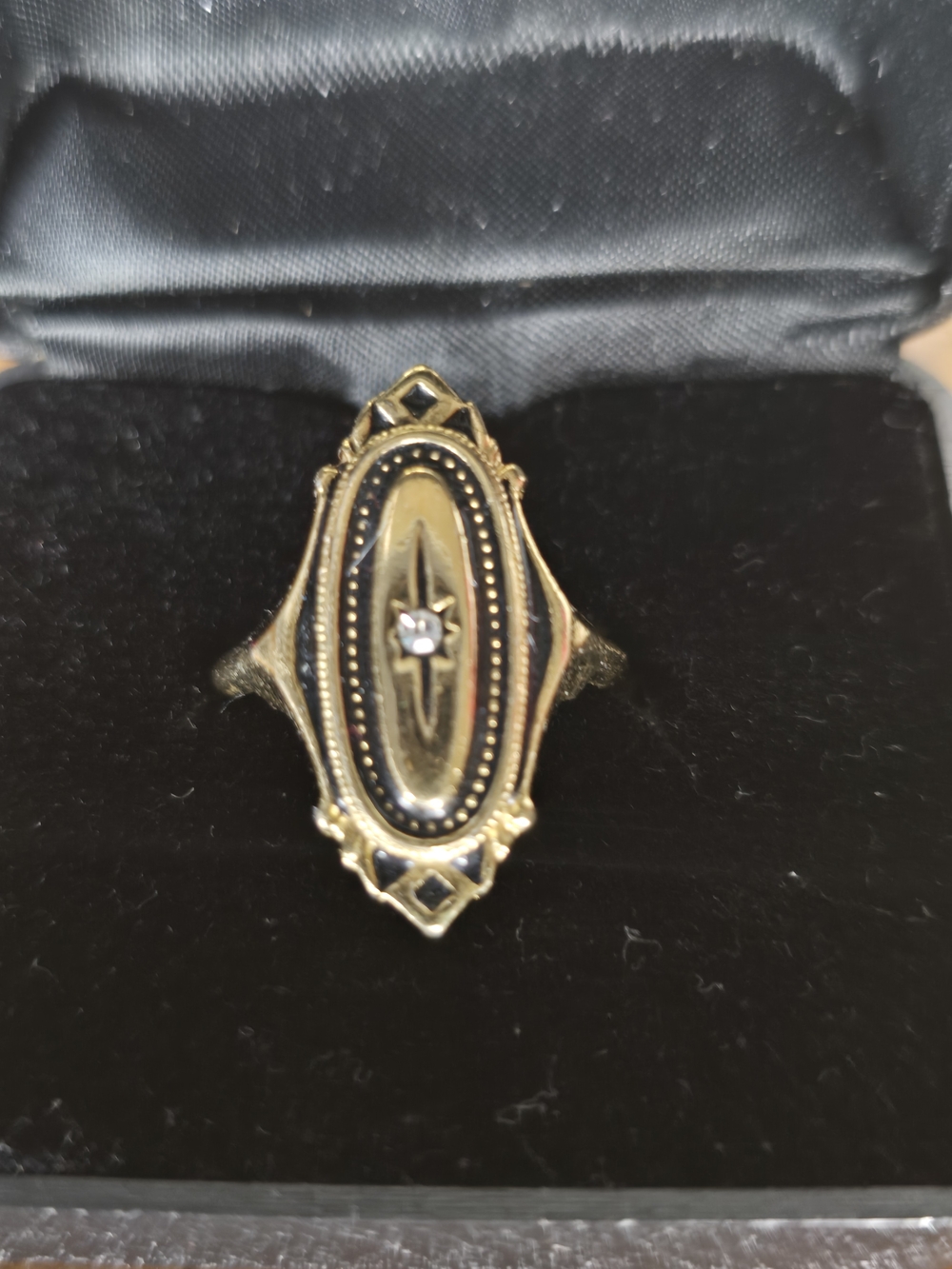 Avon Vintage 1976 "Kensington" Gold Tone Black Accented Victorian Revial Ring
